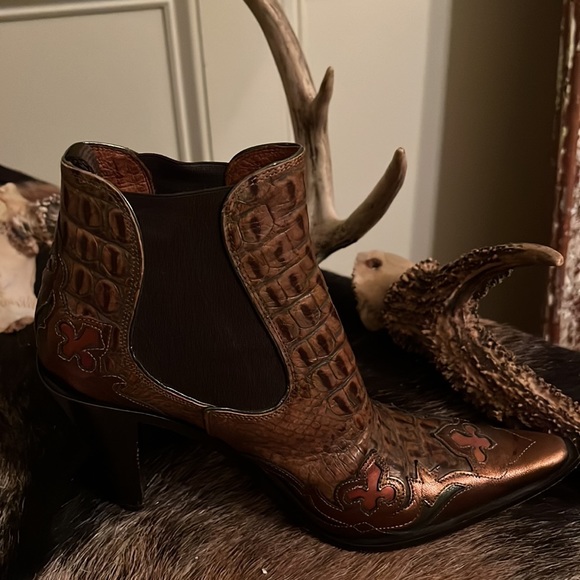 Donald Pliner Alligator Print Bronze Bootie 5 1/2 - Picture 4 of 6